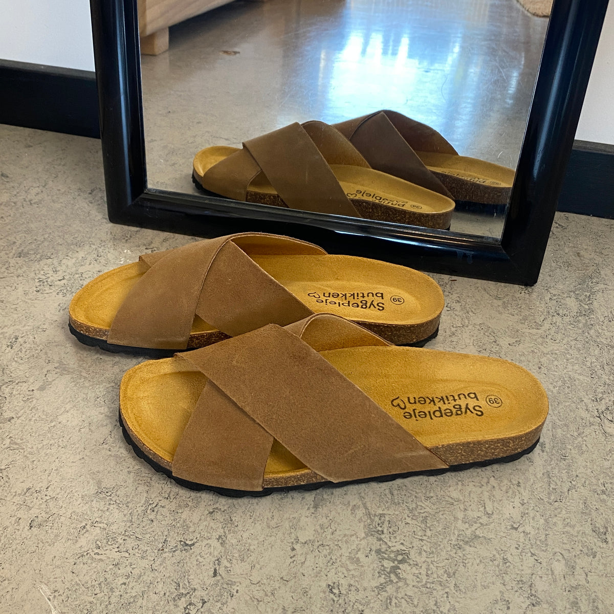 Serraje Roble – brun slip on sandal med krydsremme & komfort