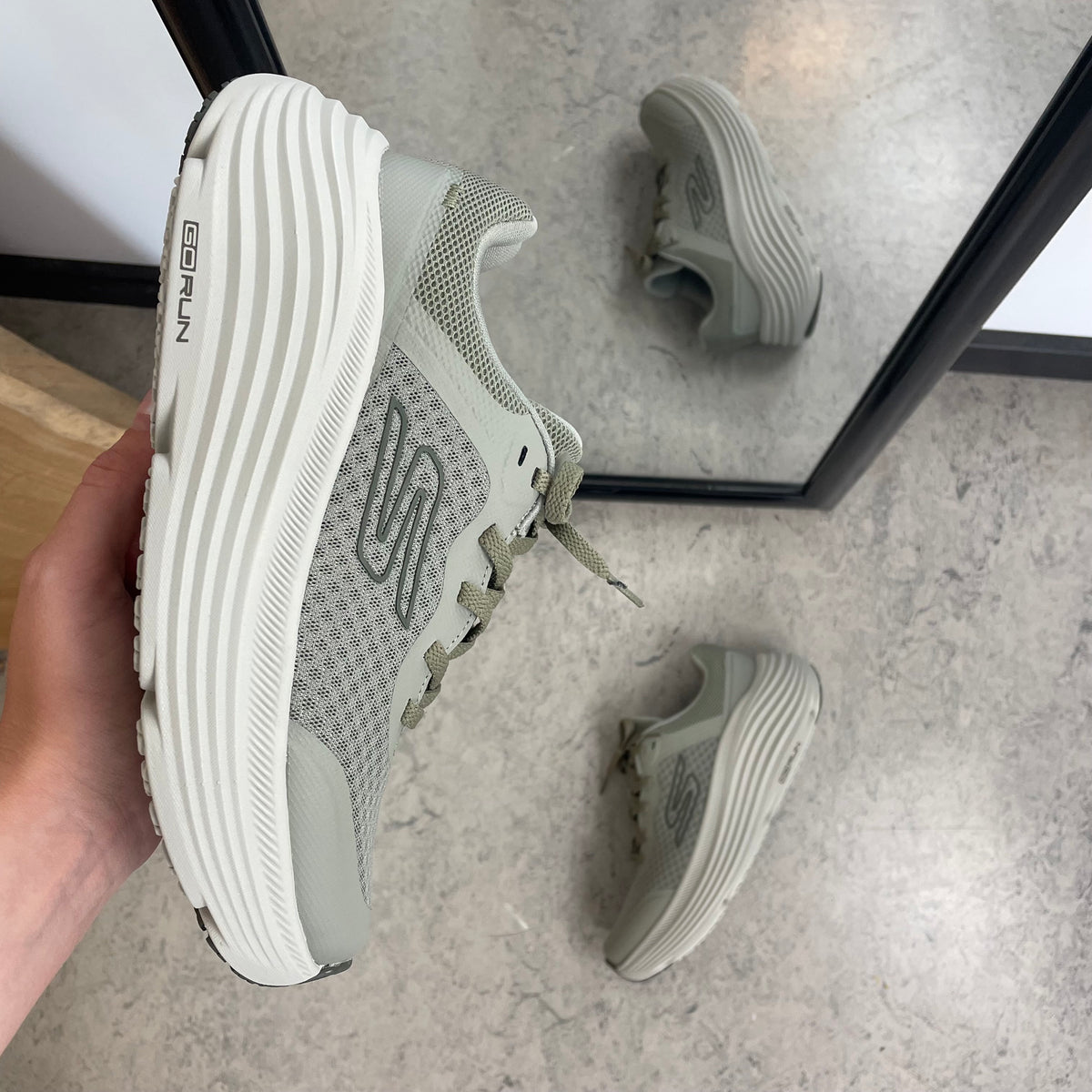 Grå Skechers Max Cushioning Endeavour – stødabsorberende komfort