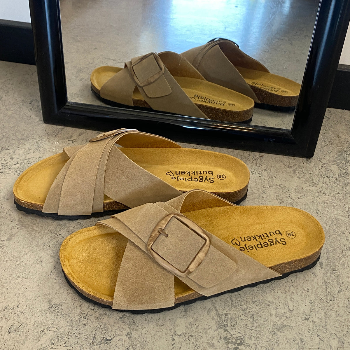 Lys brun slip on sandal i skind med dobbelt rem
