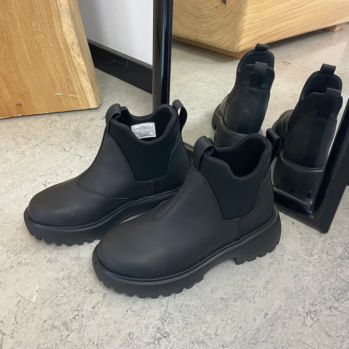 Sort WODEN Isabella Waterproof – gummistøvle med stødabsorberende komfort