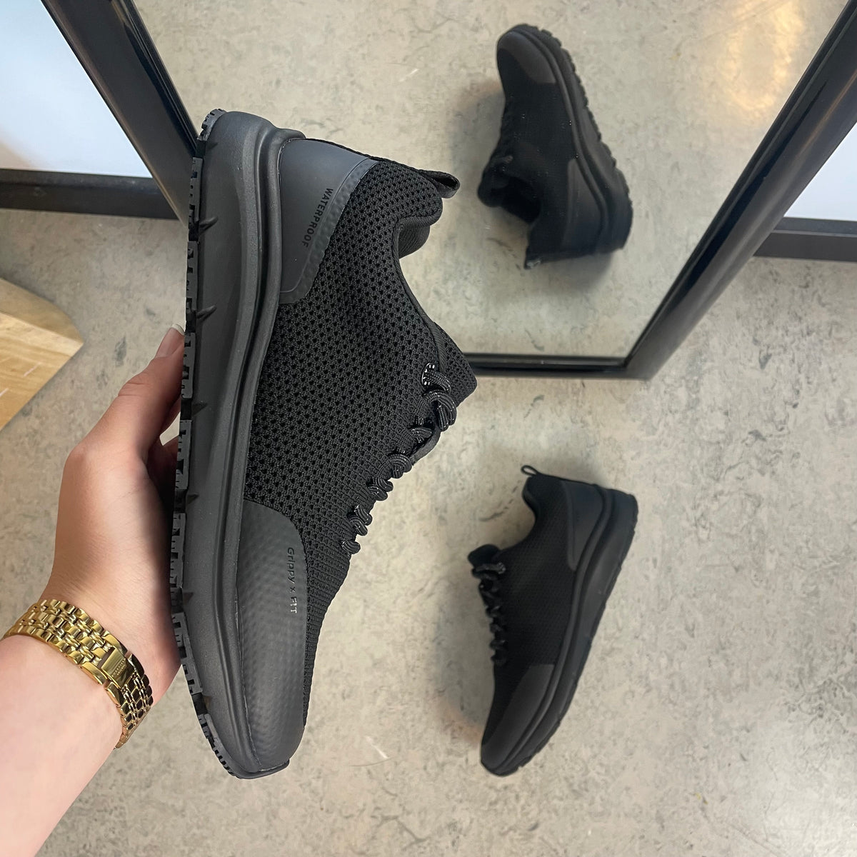 Vandafvisende komfort sneaker i sort med skridhæmmende sål