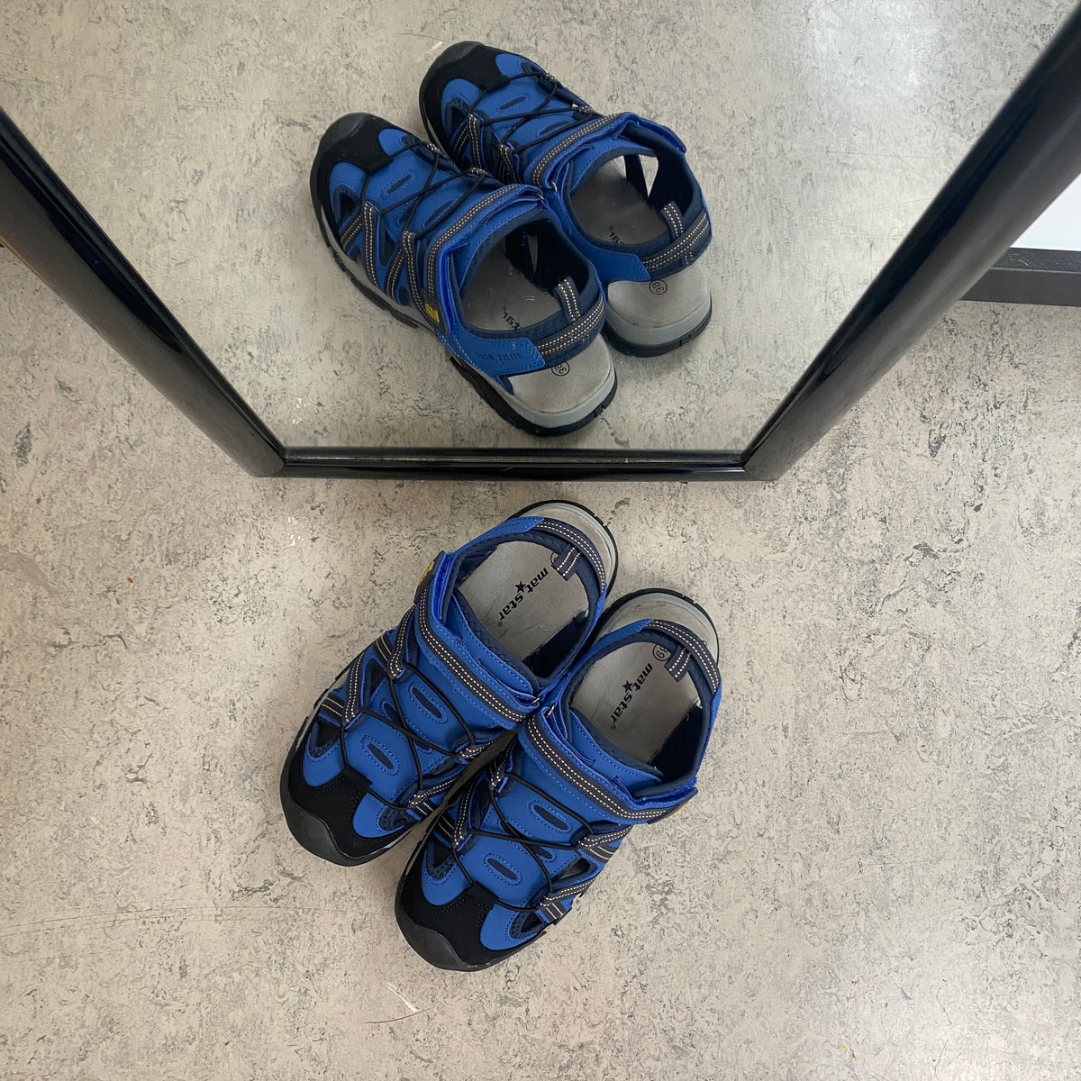 Robust vandresandal i blå med god støtte