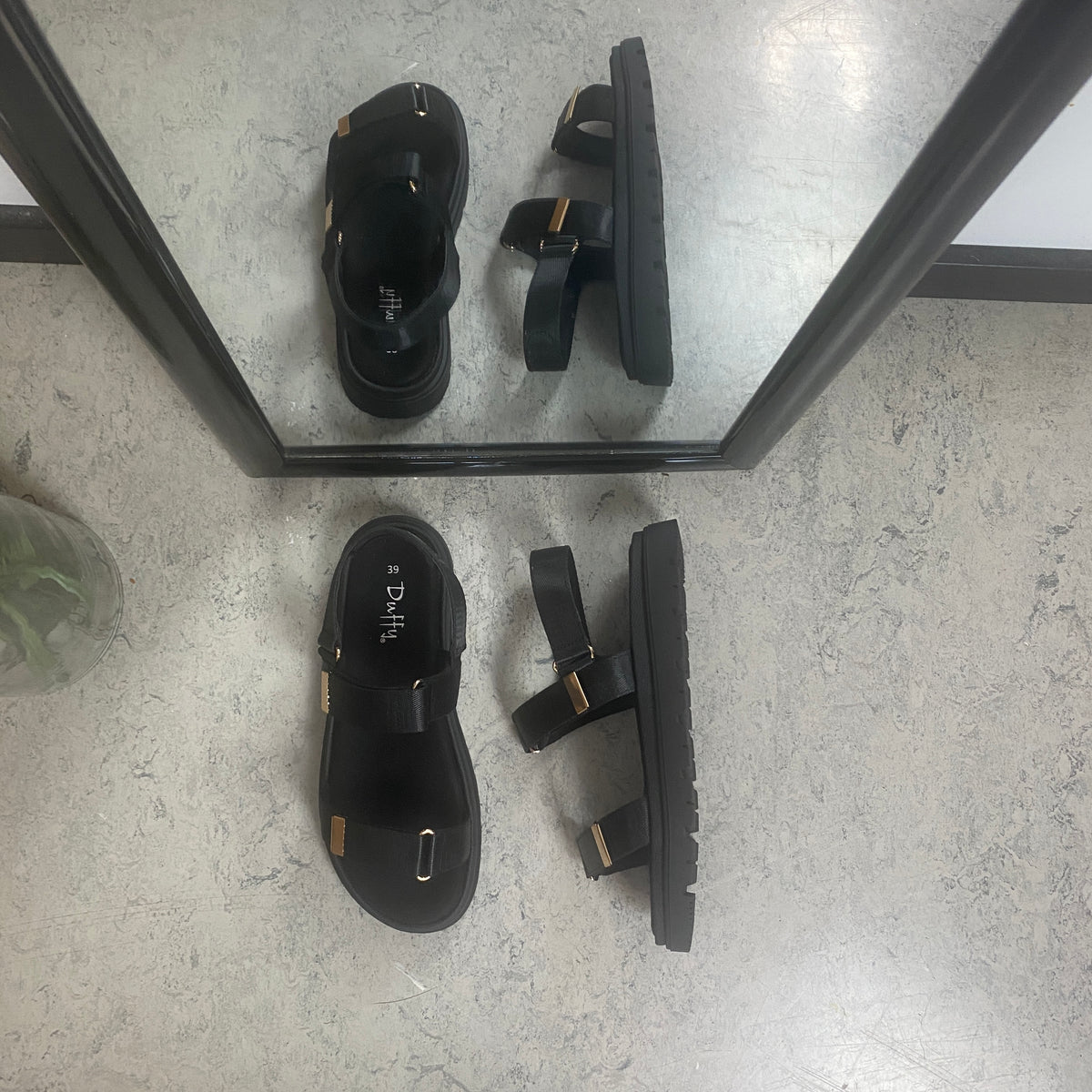 Sort sandal med justerbare remme & komfortabel sål