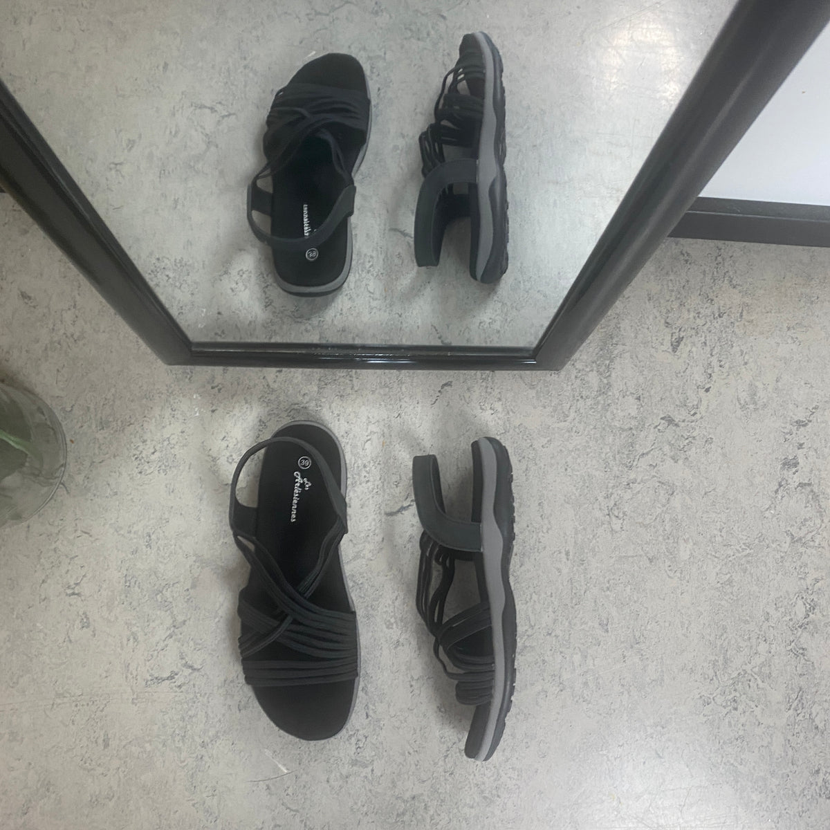 Sort sandal med elastikremme – klassisk model med blød skumsål