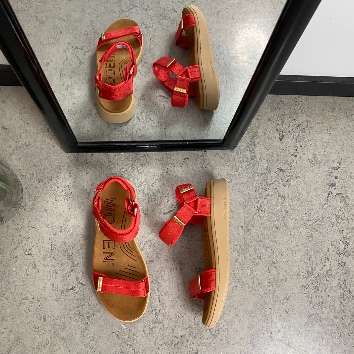 Woden sandal i rød – Let komfort med karakter