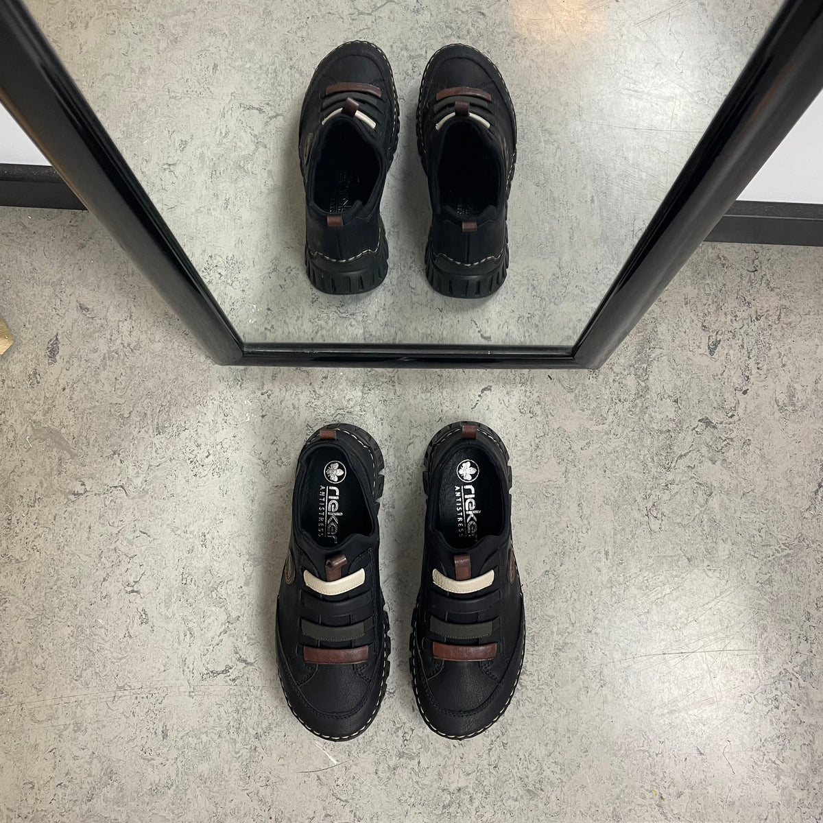 Rieker sko til dame i sort – fleksibel slip-on komfort
