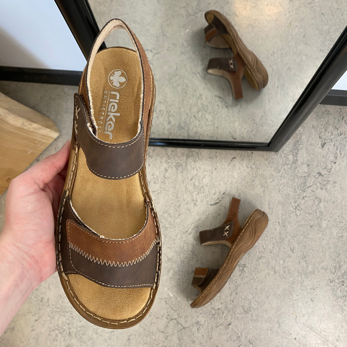 Rieker damesandal brun – klassisk komfort med justerbar pasform