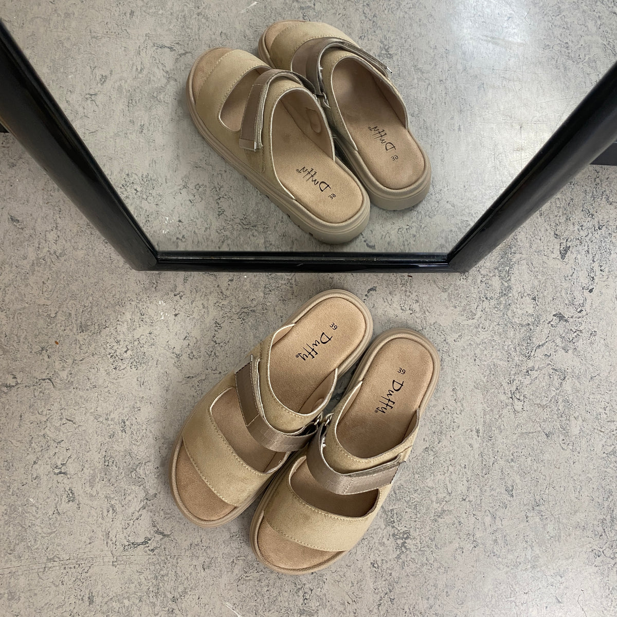 Beige sandal med justerbar rem & blød komfort