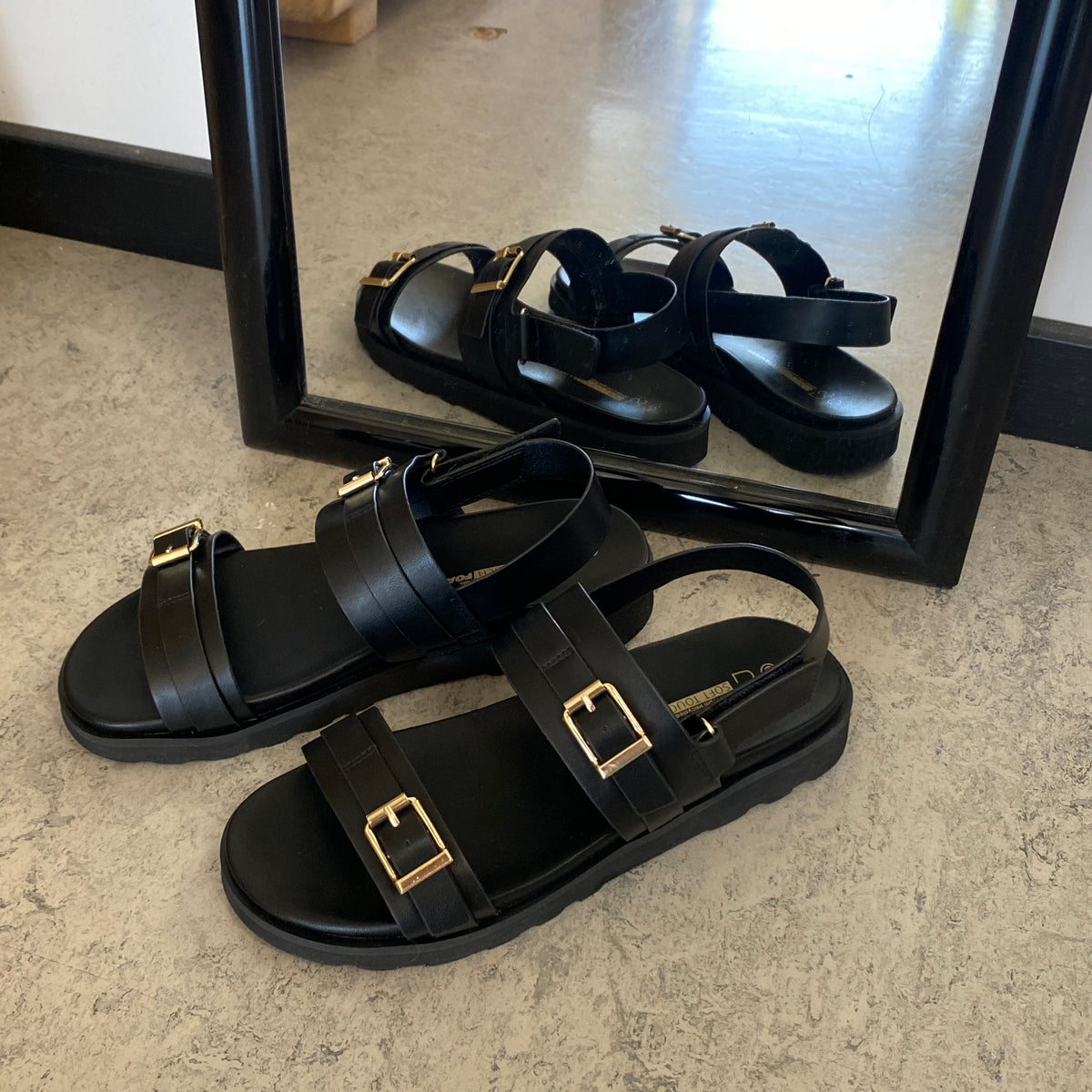 Sort sandal med spænder og hælrem – klassisk model