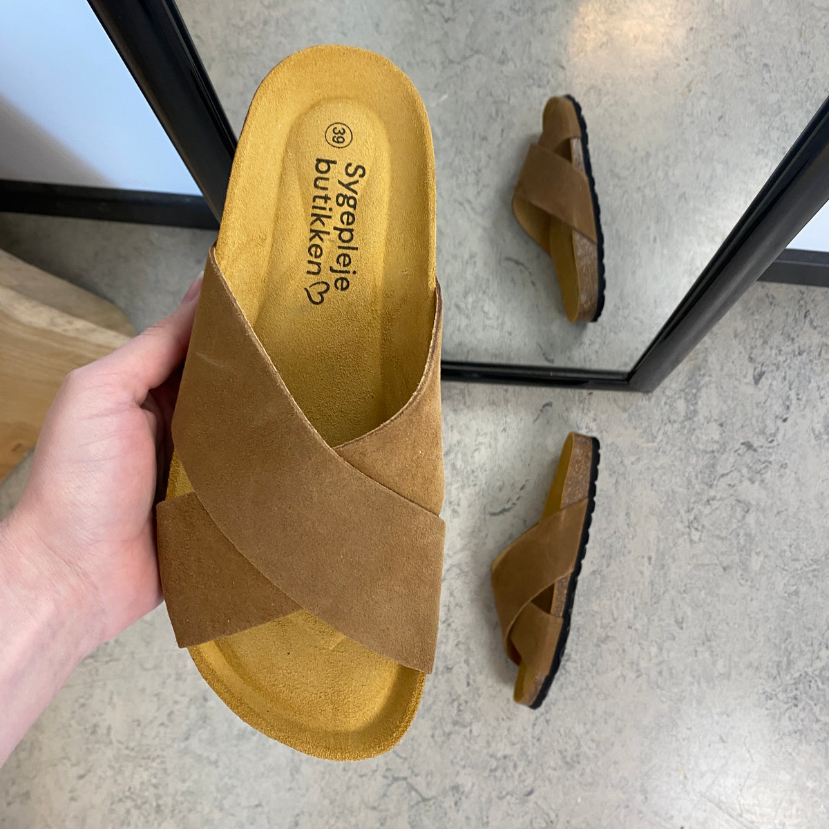 Serraje Roble – brun slip on sandal med krydsremme & komfort