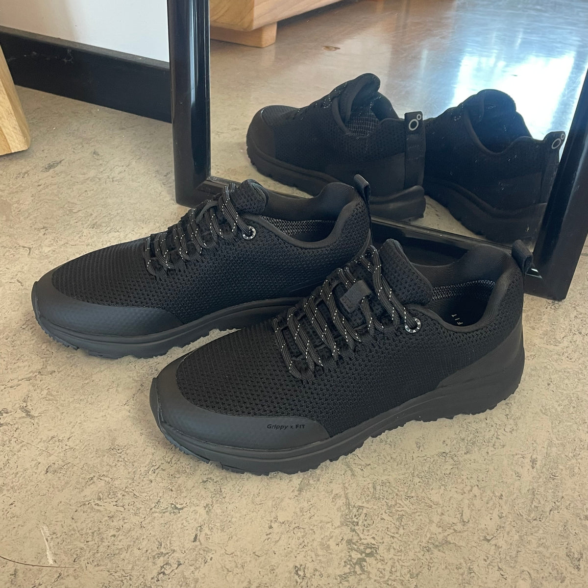 Vandafvisende komfort sneaker i sort med skridhæmmende sål