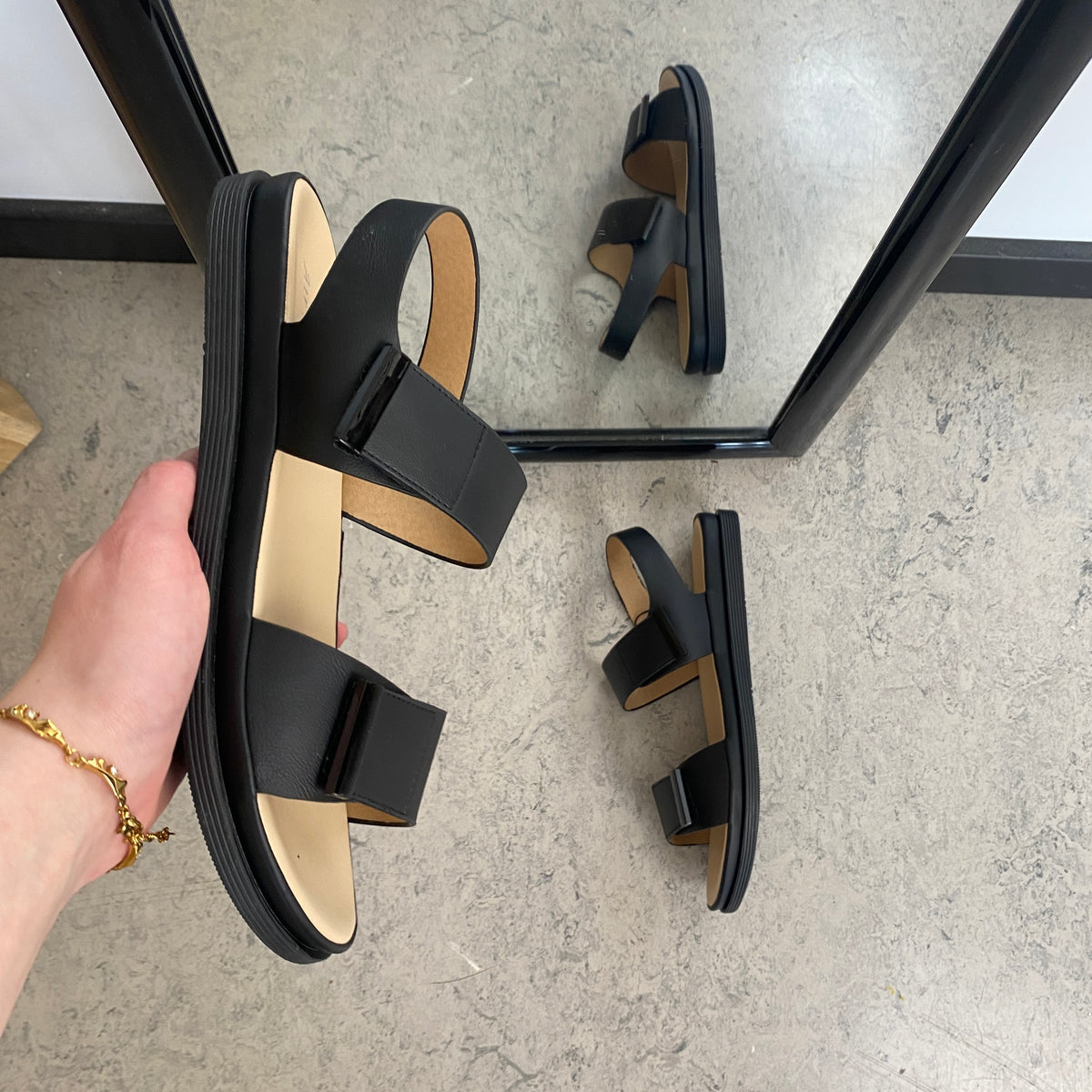 Sort sandal med justerbare remme & blød komfortsål