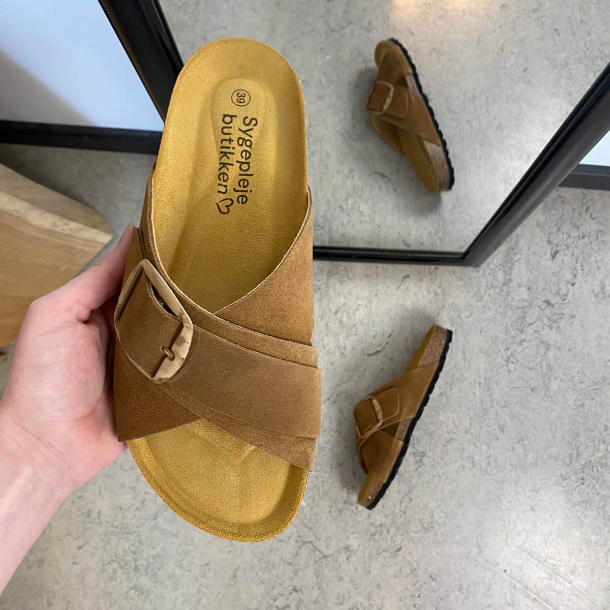 Brun slip on sandal med dobbelt rem