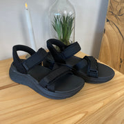 Skechers Max Cushioning sandal i sort med Slip-ins pasform