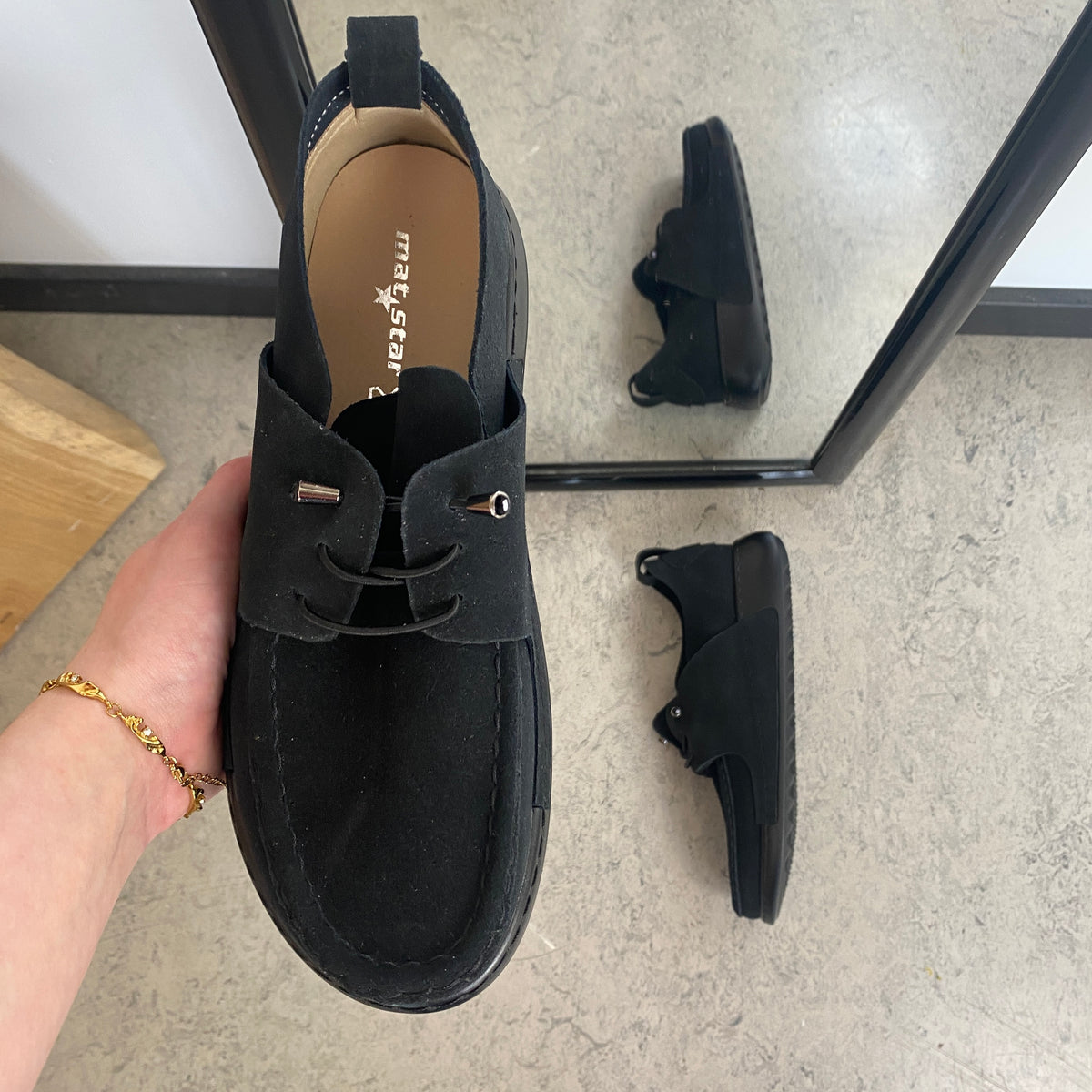 Sort slip-on sko i blød ruskind med fleksibel sål