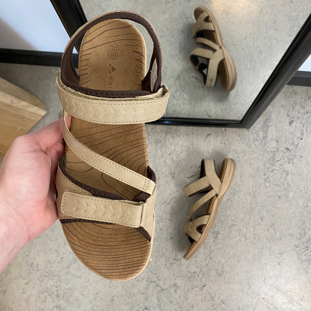 Whistler sandal i beige med stabil sål og justerbar pasform