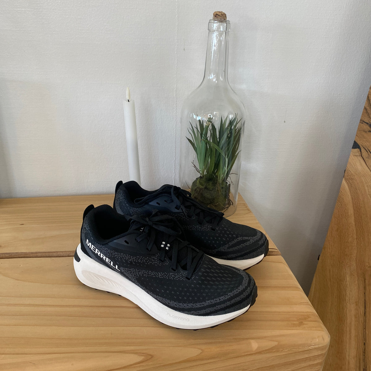 Merrell Morphlite – sort/hvid løbe- og gåsko til alsidigt underlag