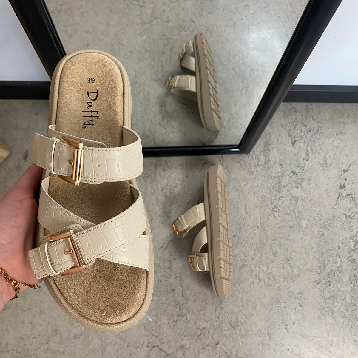 Beige komfortabel sandal med justerbare remme & stabil sål