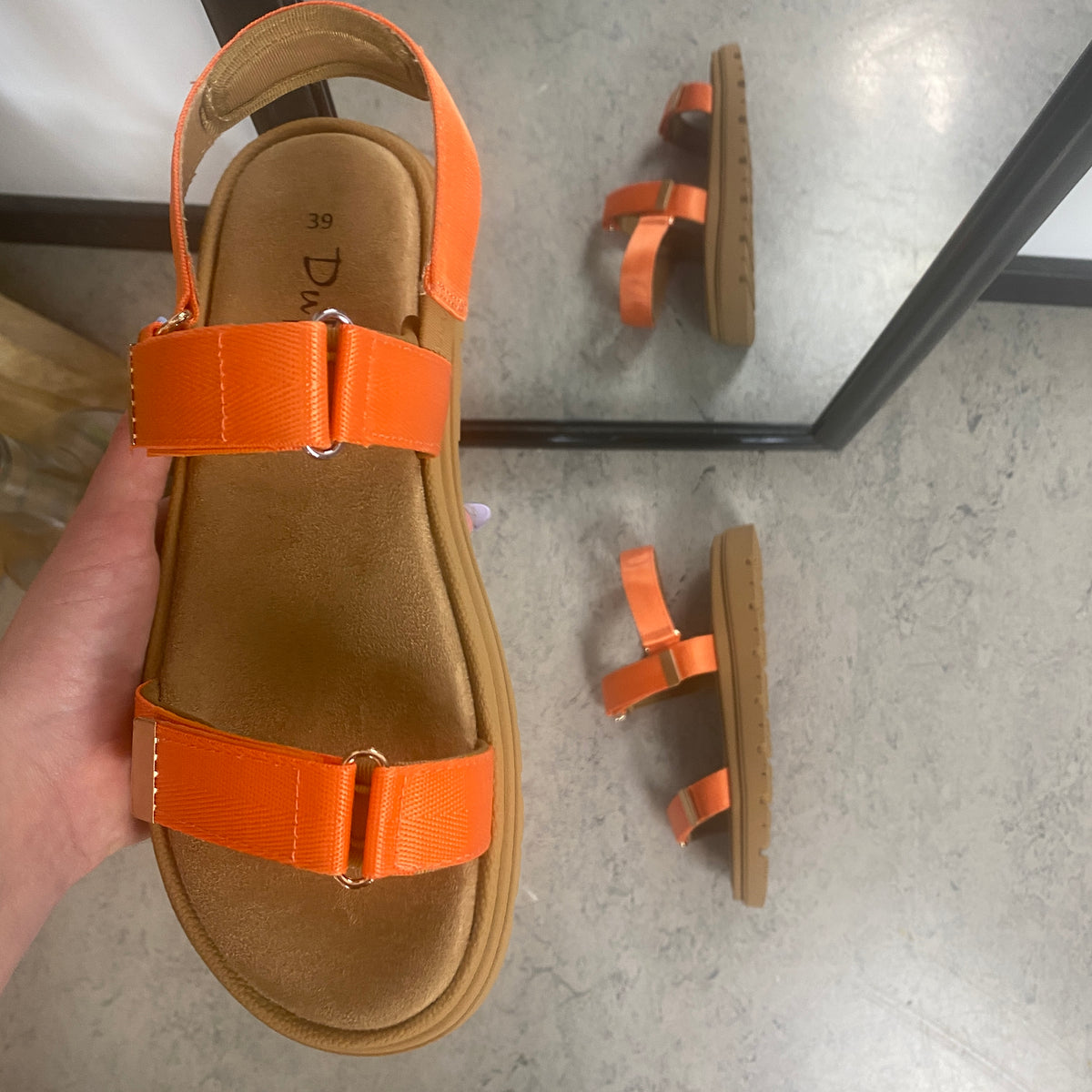 Orange sandal med justerbare remme & komfortabel sål