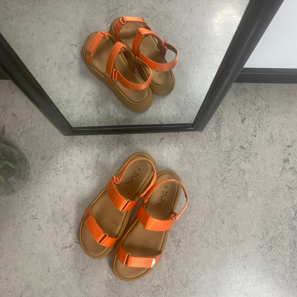 Orange sandal med justerbare remme & komfortabel sål