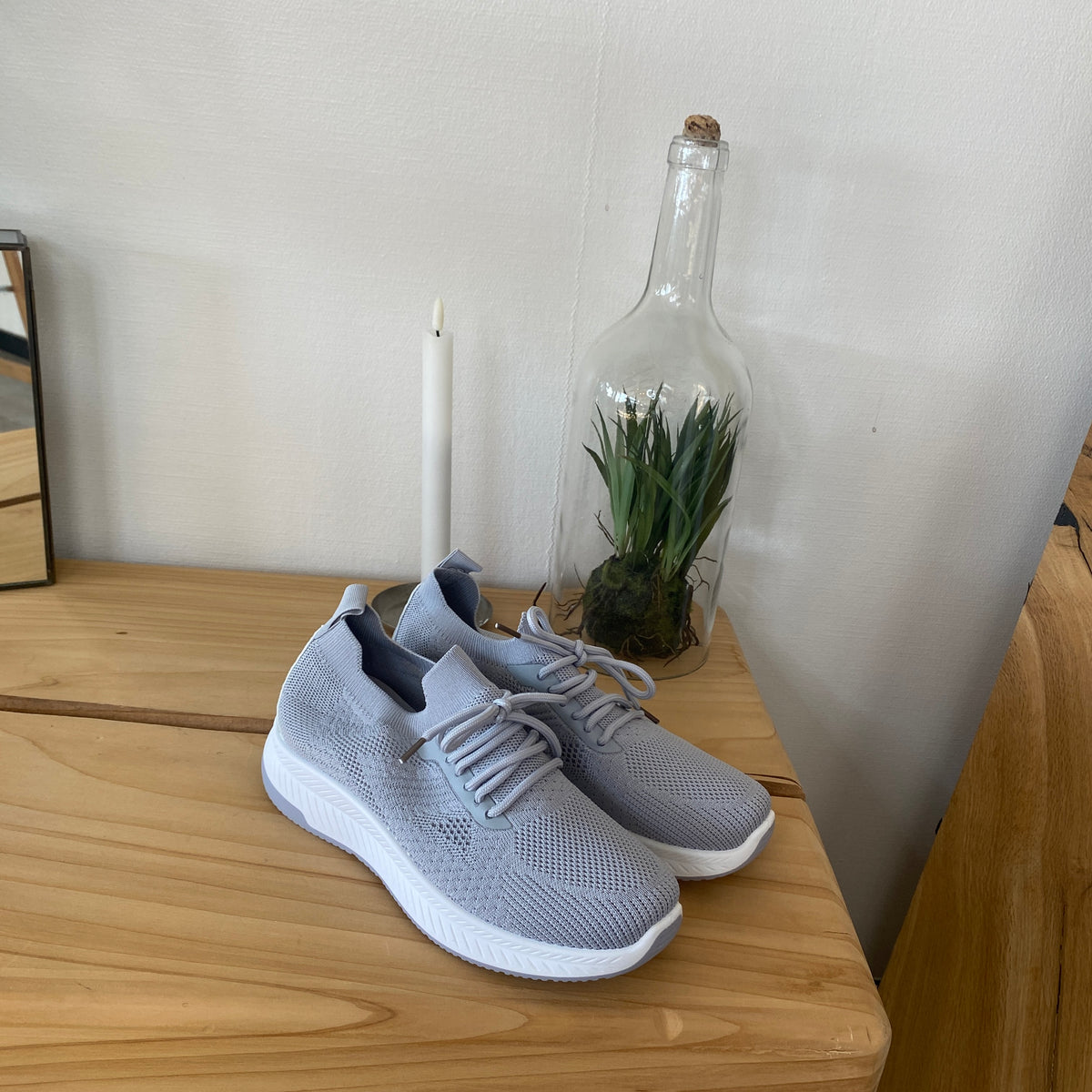 Grå slip-on letvægts sneaker i åndbart strik