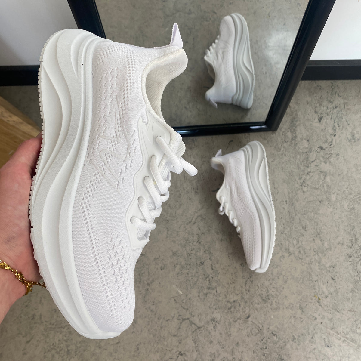Hvid letvægts sneaker med stødabsorbering & åndbart mesh