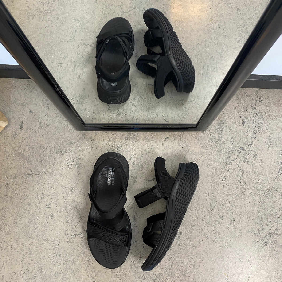 Skechers Max Cushioning sandal i sort – nem Slip-ins pasform