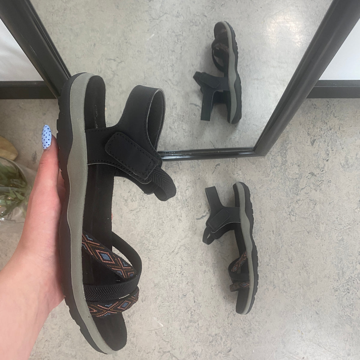 Sort sandal med elastikremme & velcro – klassisk & anvendelig