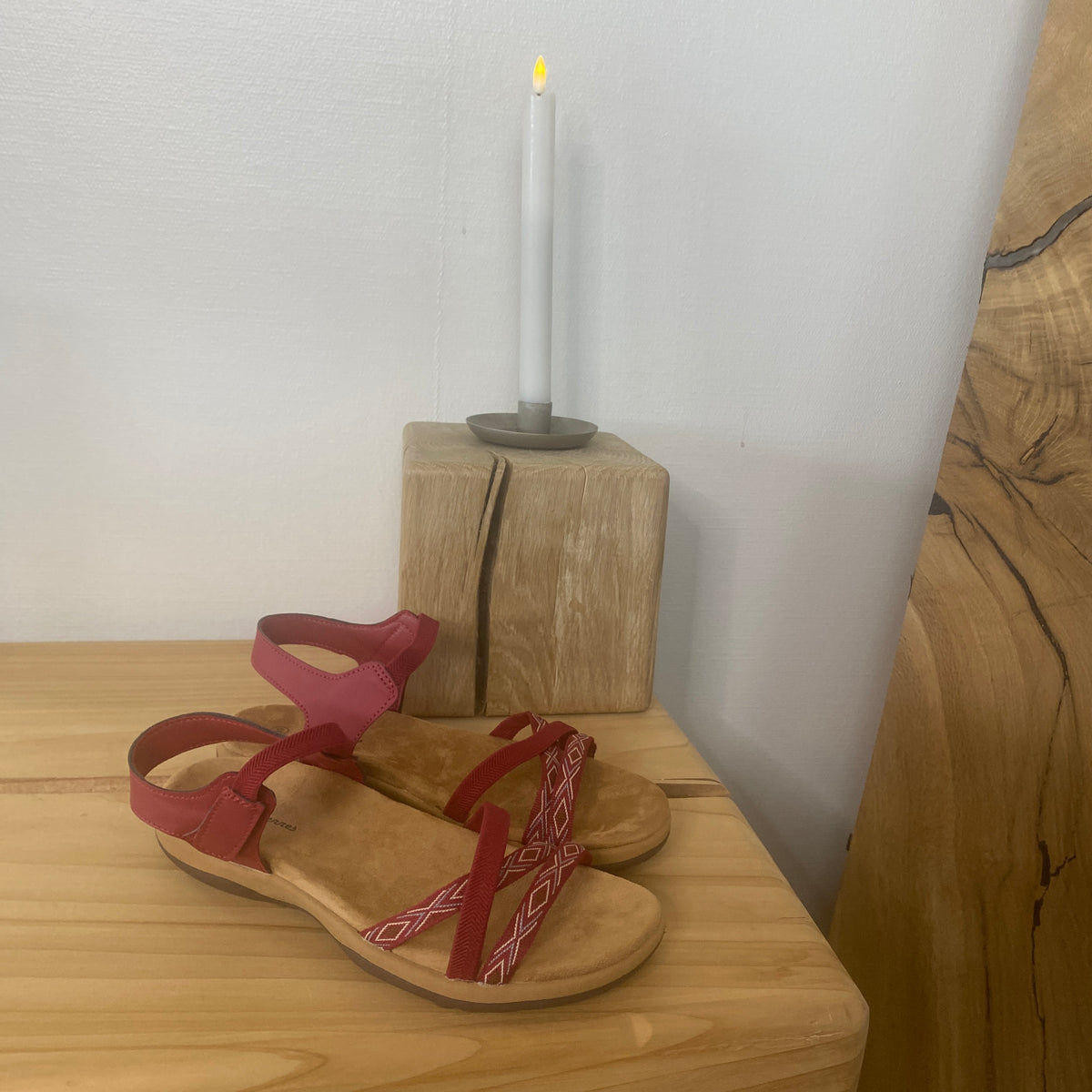 Rød sandal med elastikremme & velcro – feminin & fleksibel