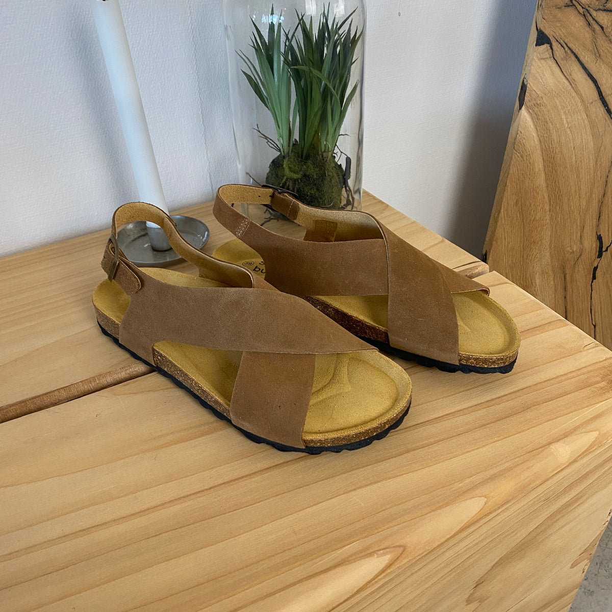 Serraje Roble – brun sandal med krydsremme & bagrem