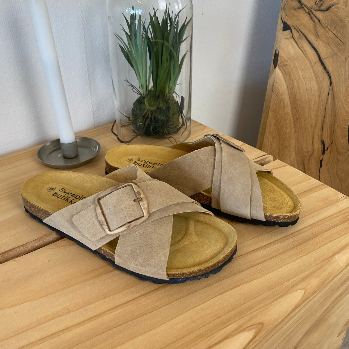 Lys brun slip on sandal i skind med dobbelt rem