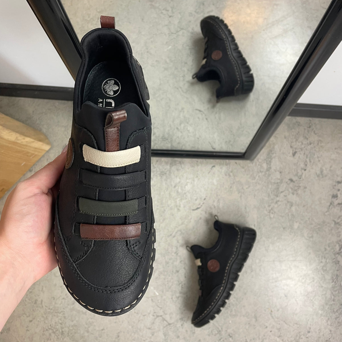 Rieker sko til dame i sort – fleksibel slip-on komfort