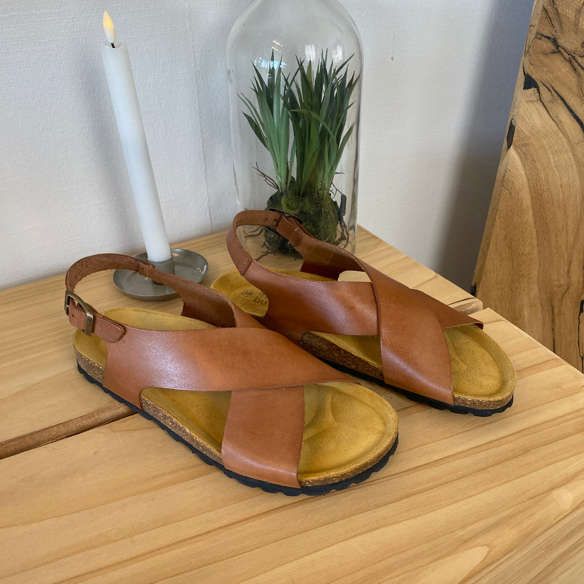 Brun sandal i glat skind med krydsremme & bagrem | Sygeplejebutikken