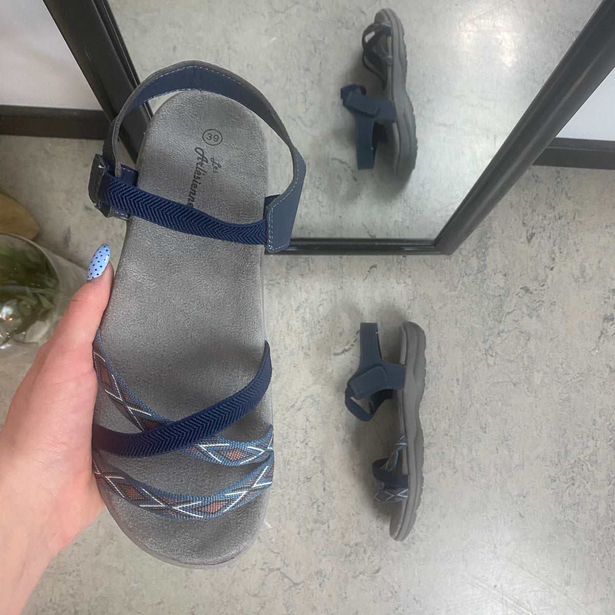 Navy sandal med elastikremme & velcro – rolig & maritim stil