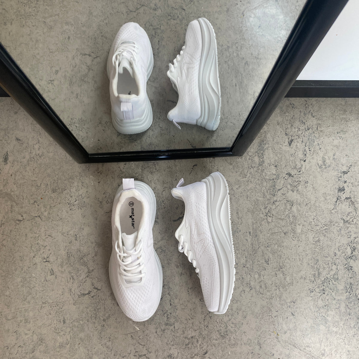 Hvid letvægts sneaker med stødabsorbering & åndbart mesh