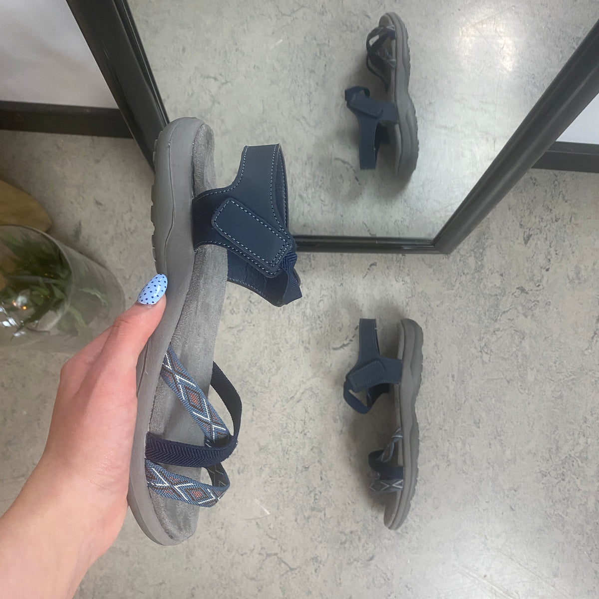 Navy sandal med elastikremme & velcro – rolig & maritim stil