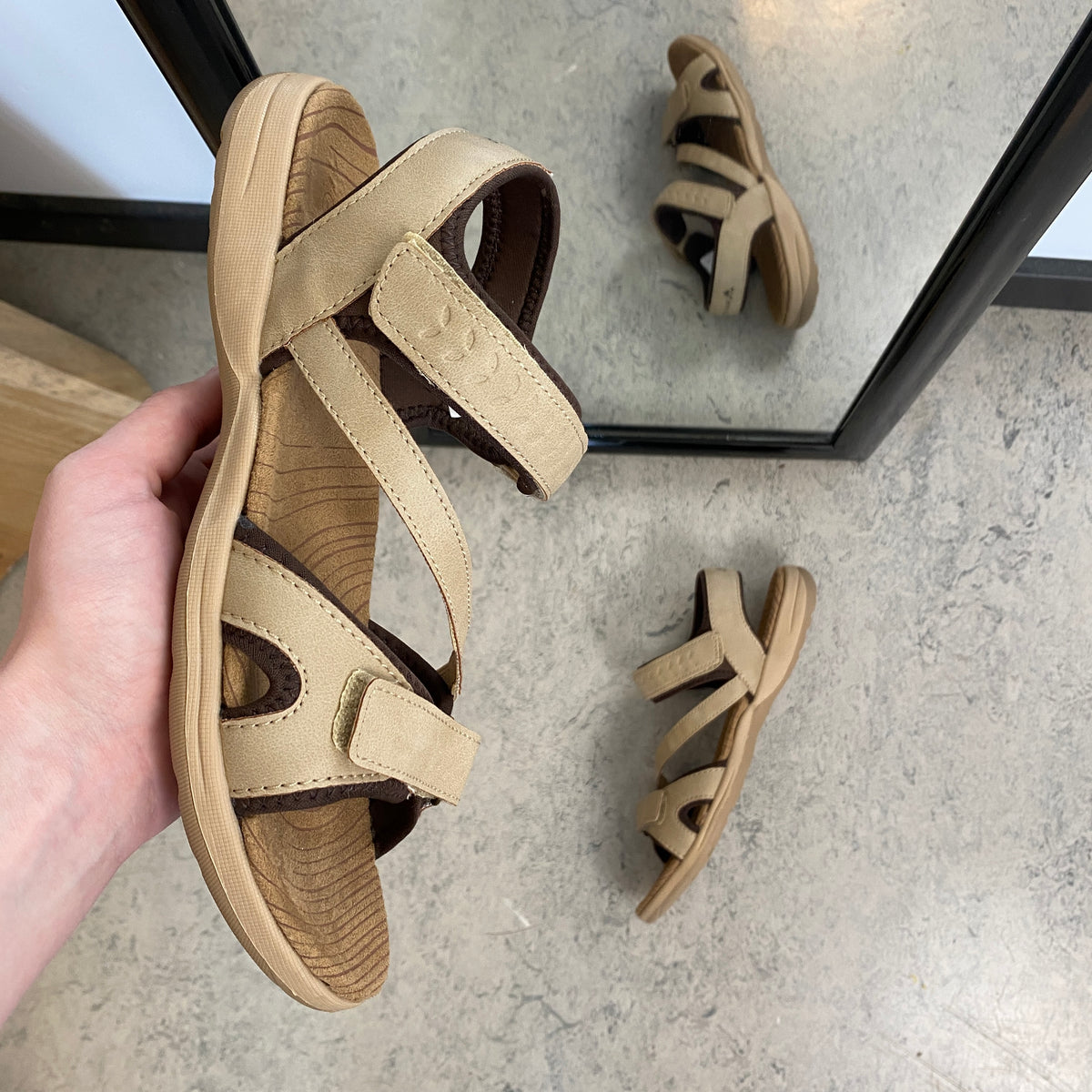 Whistler sandal i beige med stabil sål og justerbar pasform