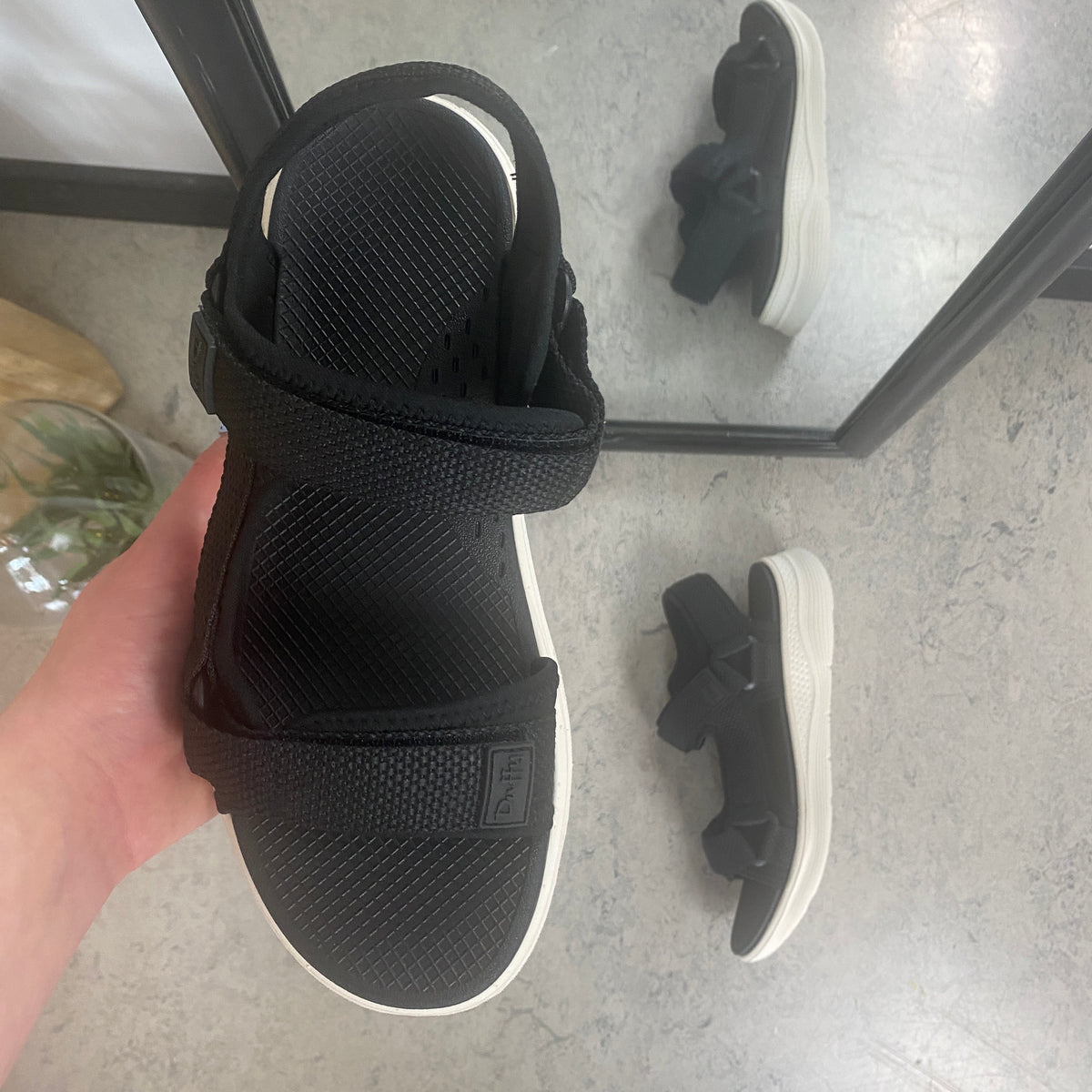 Sort komfortabel sandal med justerbare remme & let stødabsorbering