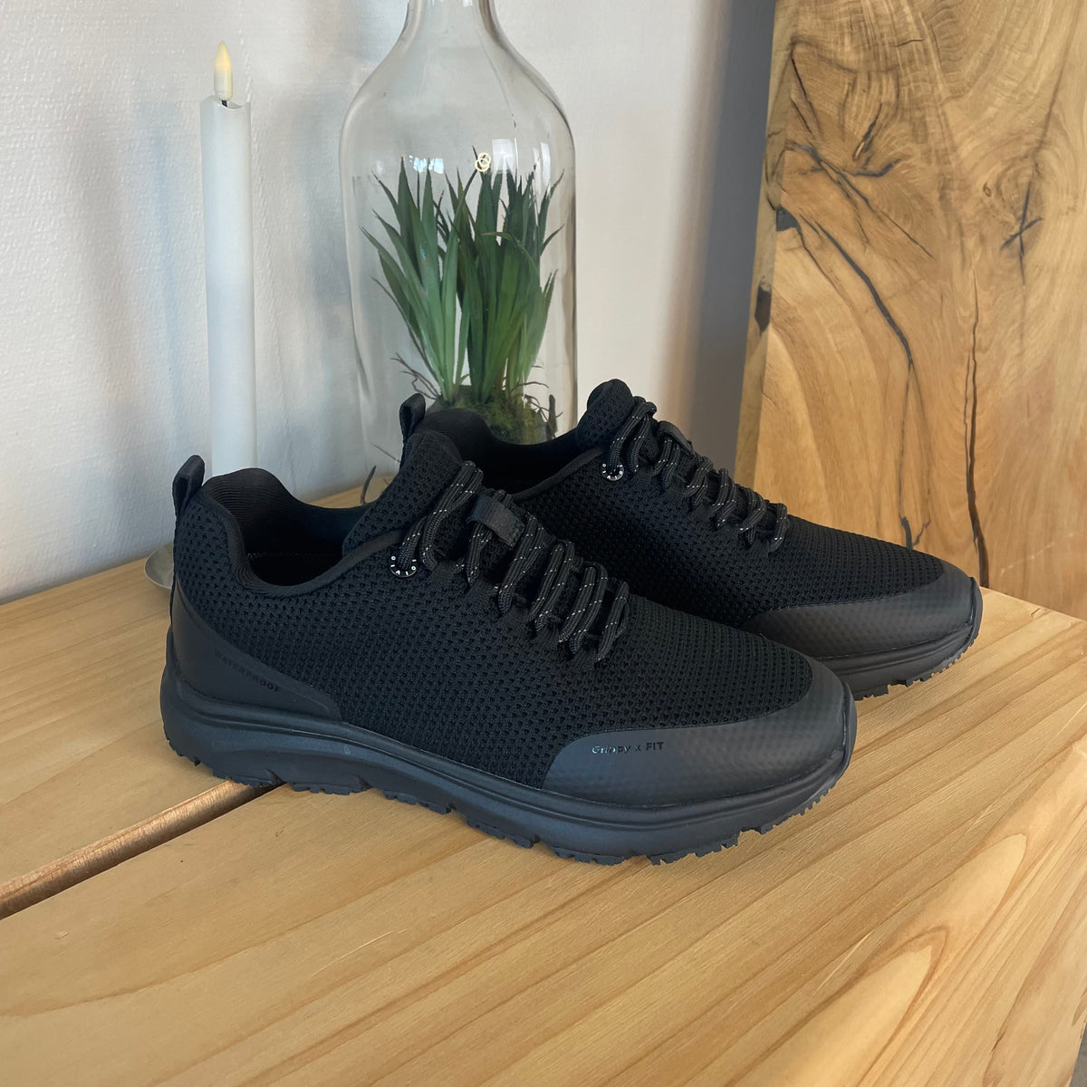 Vandafvisende komfort sneaker i sort med skridhæmmende sål