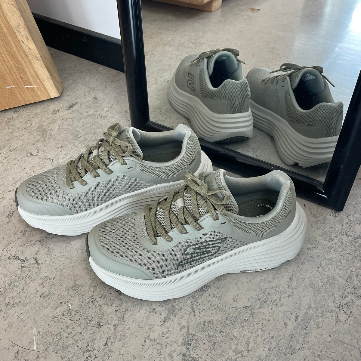 Grå Skechers Max Cushioning Endeavour – stødabsorberende komfort