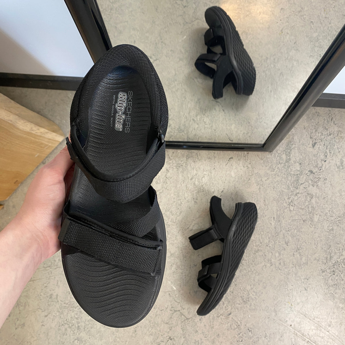 Skechers Max Cushioning sandal i sort – nem Slip-ins pasform