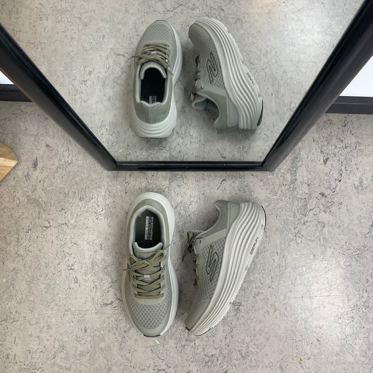 Grå Skechers Max Cushioning Endeavour – stødabsorberende komfort