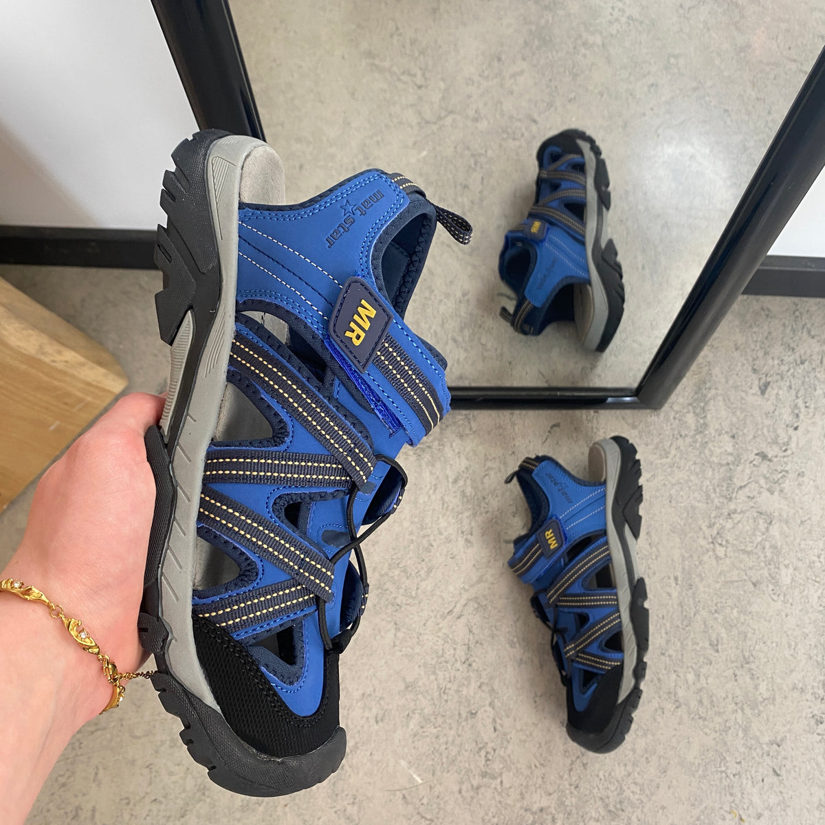Robust vandresandal i blå med god støtte