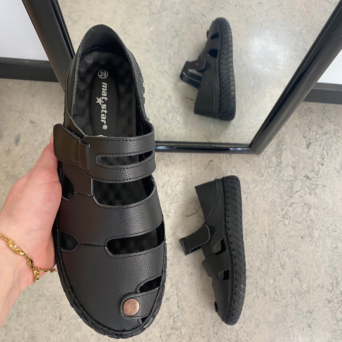 Sort komfort sandal med lukket tå & fleksibel sål