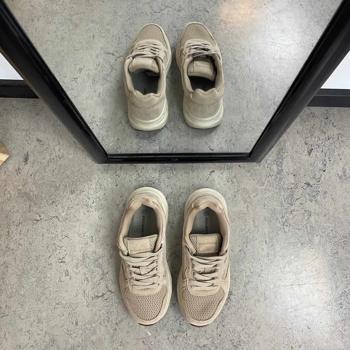 Endurance komfortsko til dame – let beige sneaker