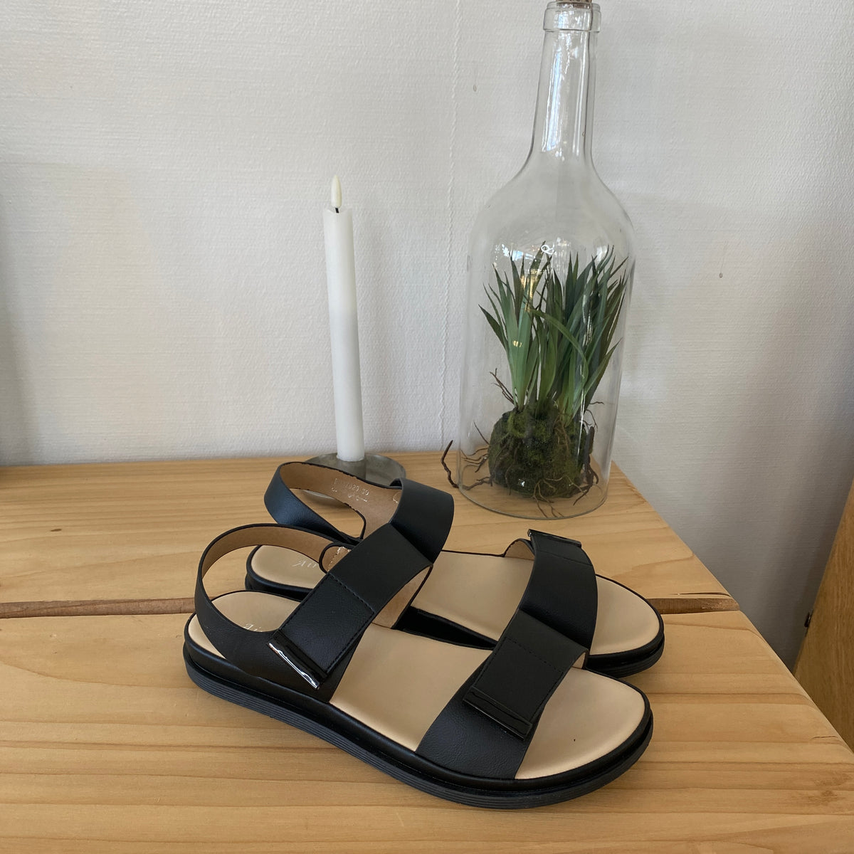Sort sandal med justerbare remme & blød komfortsål