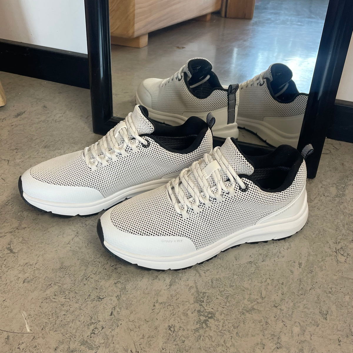 Vandafvisende komfort sneaker i hvid med skridhæmmende sål