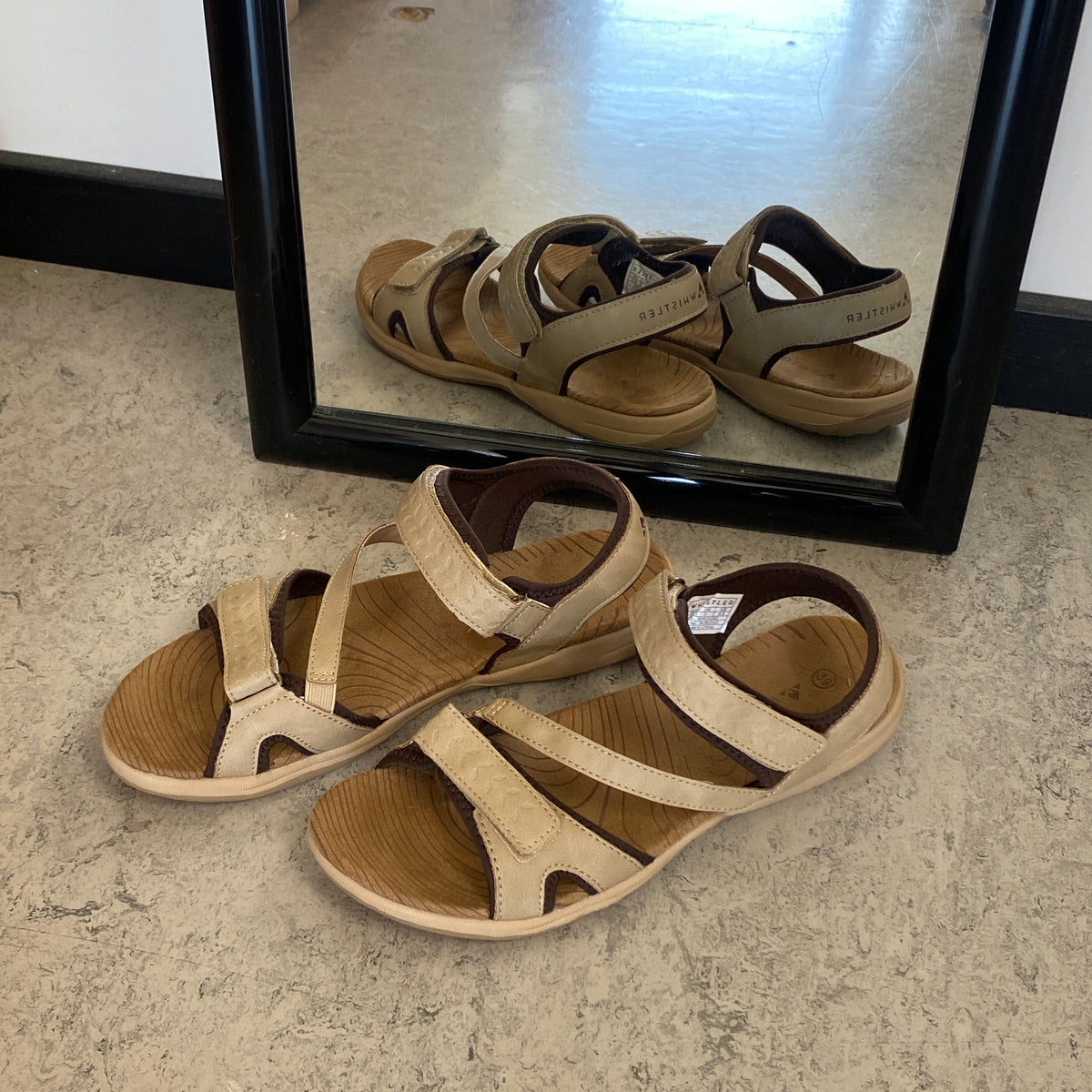 Whistler sandal i beige med stabil sål og justerbar pasform