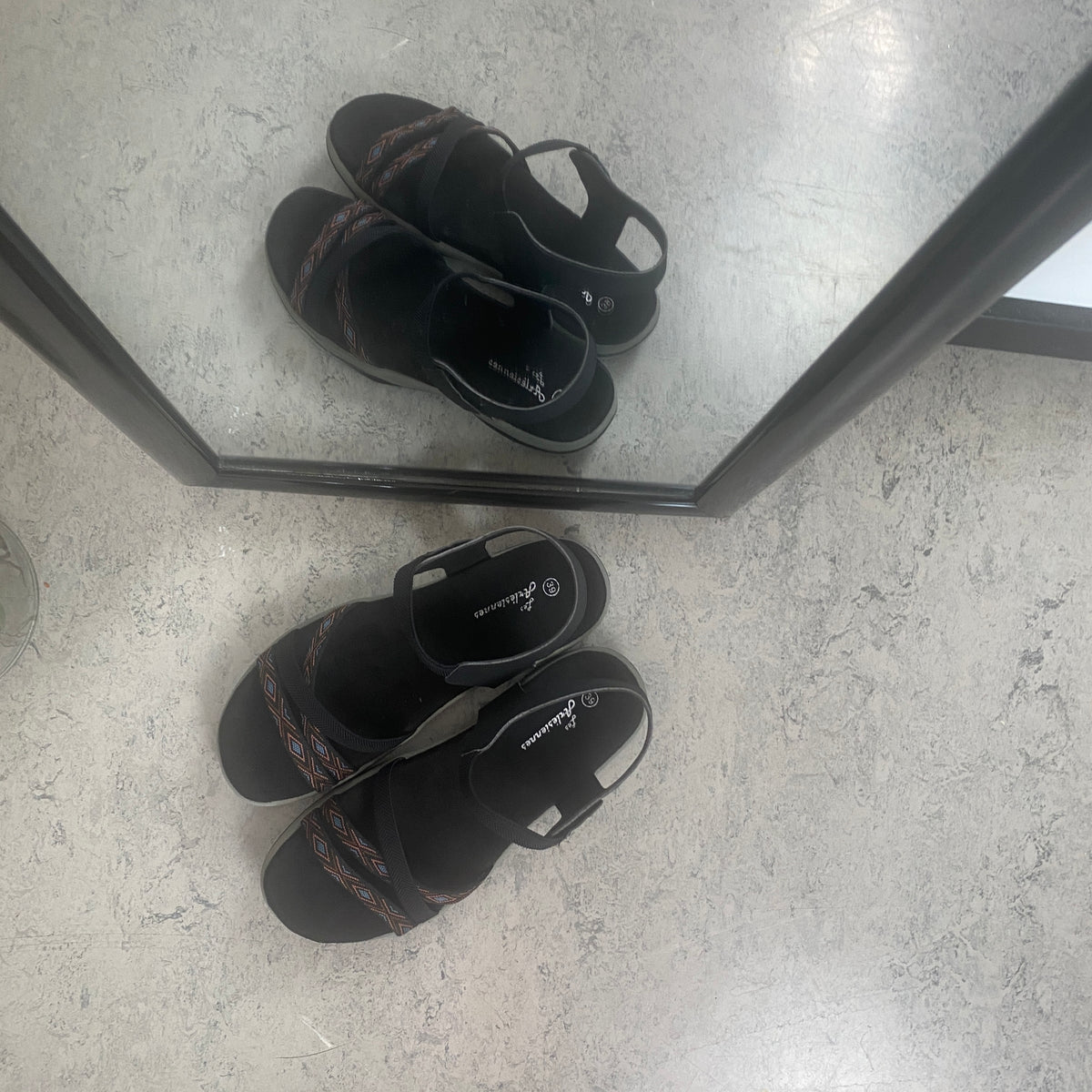 Sort sandal med elastikremme & velcro – klassisk & anvendelig
