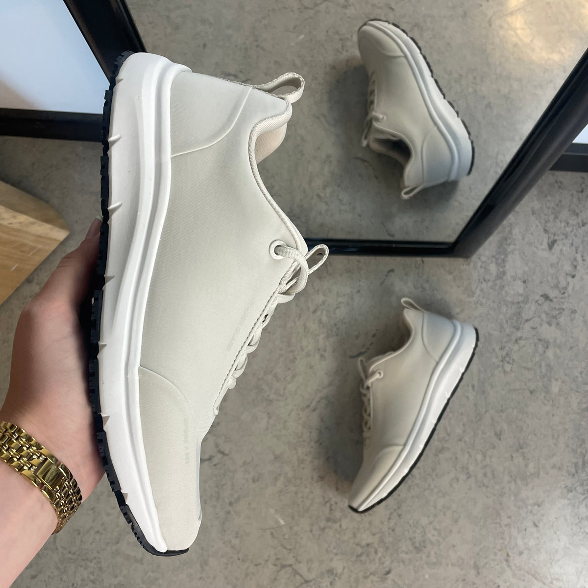 Hvid komfort sneaker med skridhæmmende sål & vandtæt membran